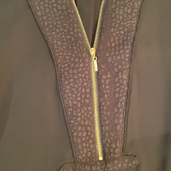 Dynamite - long sleeve, 1/2 zip blouse. Size XS - Picture 4 of 9